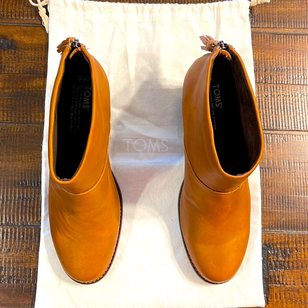 TOMS Women's Sz 9W Cognac Brown Leather Heeled Zip Back Tassel Ankle Booties